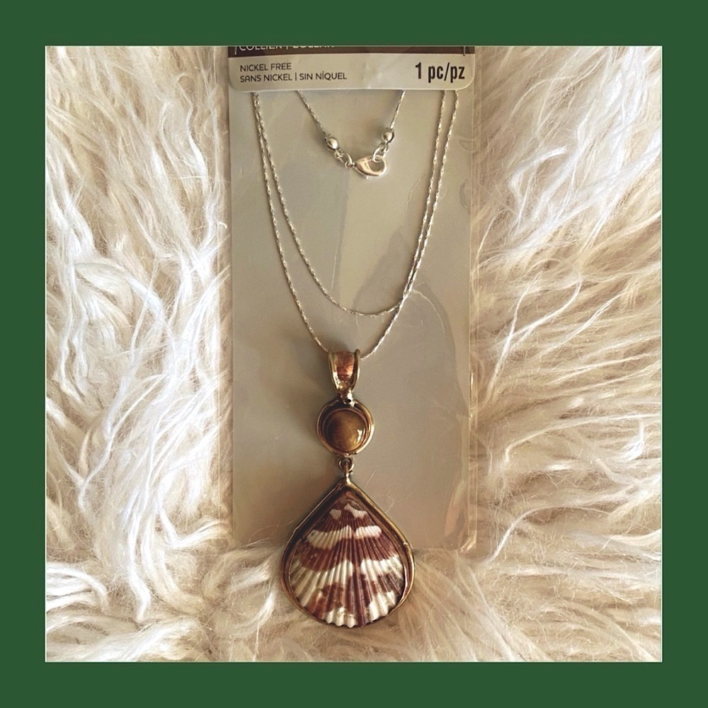 Summer, Hanging Shell Pendant with a new 18” Chain, NWT